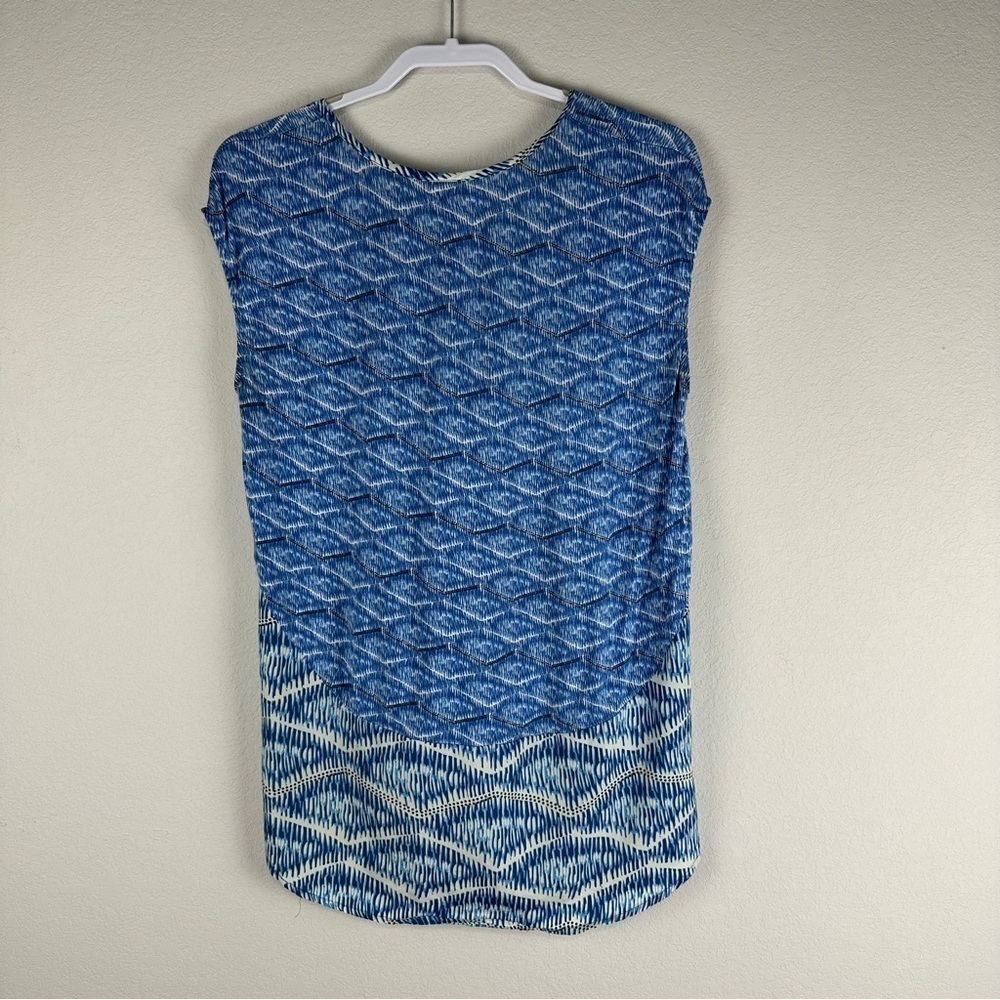 Akemi + Kin Anthropologie Blue White Geometric Hi Lo Short Cap Sleeve Top Medium - Picture 2 of 4